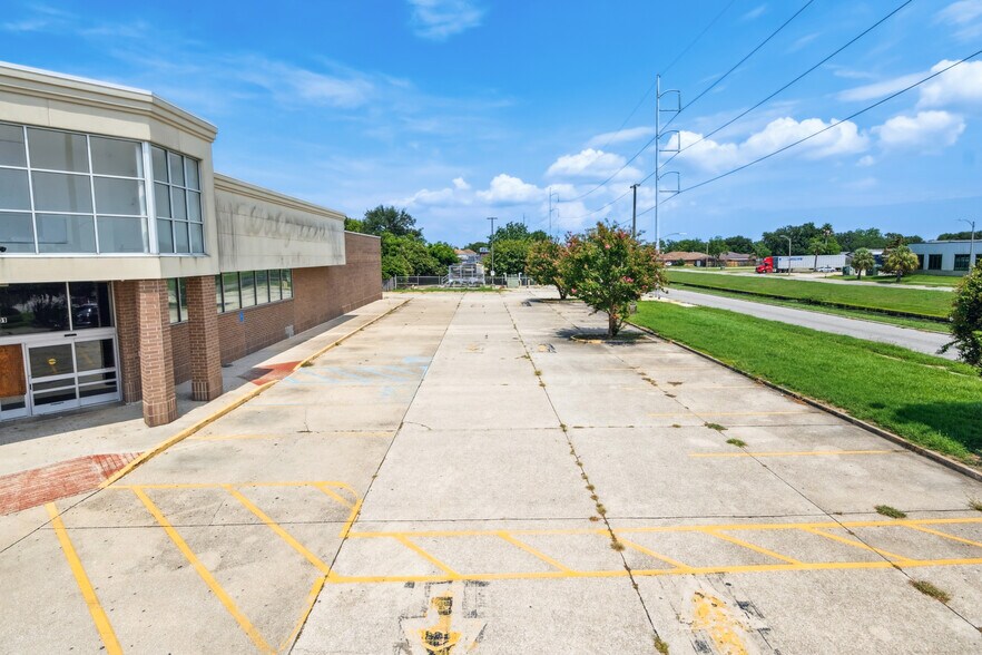 More Photos Of 7401 Read Blvd, New Orleans Drugstore For Sale