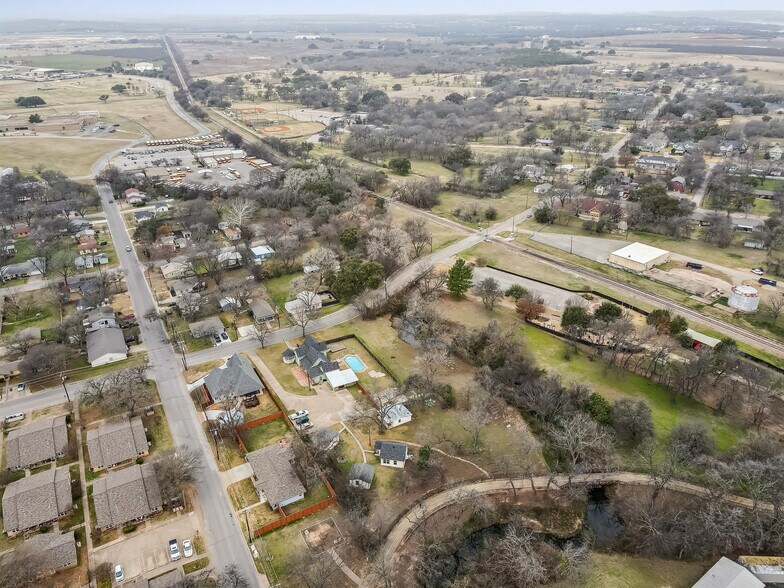 More Photos Of 512 N Travis St, Granbury Hospitality For Sale