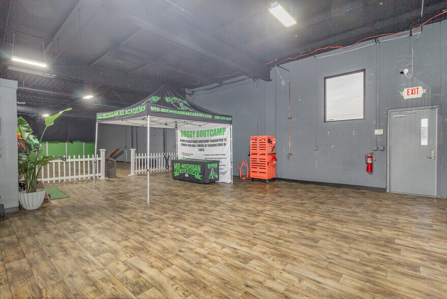 More Photos Of 2412 Midland Rd, Saginaw Service For Sale