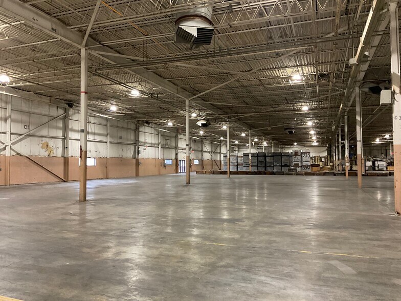 More Photos Of 427 Thacher Ln, Youngstown Warehouse For Lease