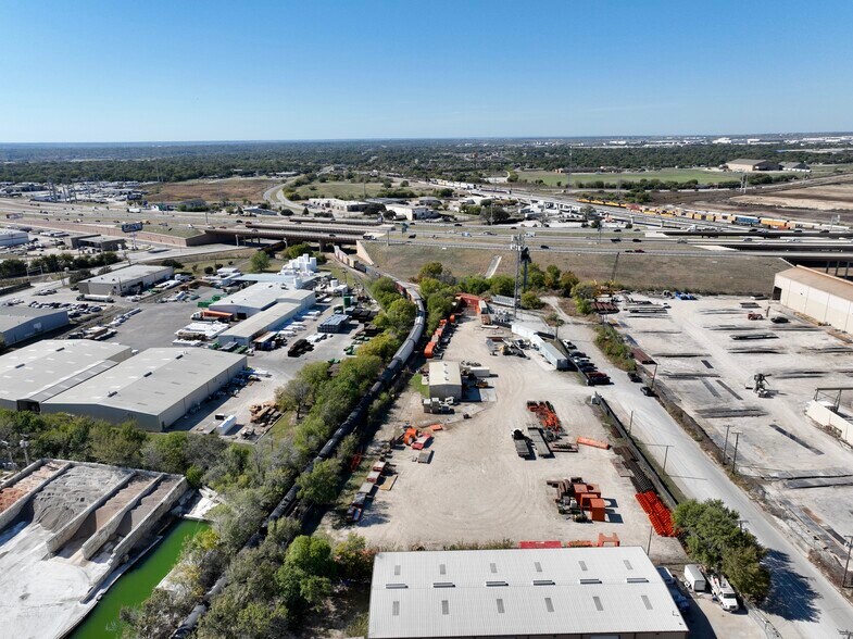 More Photos Of 2420 NE 35th St, Fort Worth Service For Lease