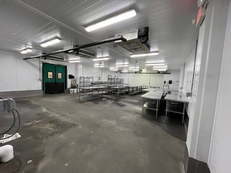 More Photos Of 4904-4910 F St, Omaha Warehouse For Lease