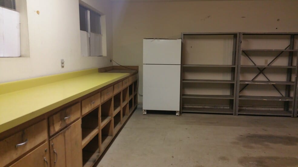 More Photos Of 4040 W Iris Ave, Visalia Flex For Lease