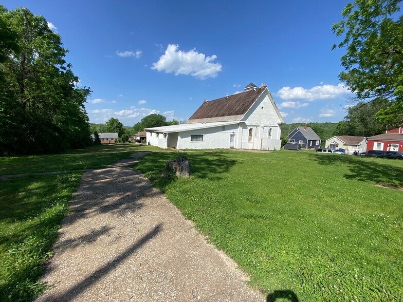 More Photos Of 400 N 3rd St, De Soto Religious Facility For Sale