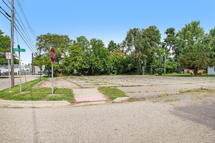 More Photos Of 600 N Clark St, Albion Auto Dealership For Sale