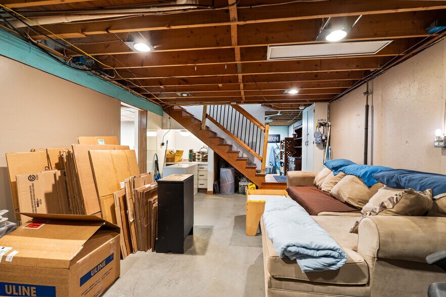 More Photos Of 25 Beacon St, Amesbury Showroom For Sale