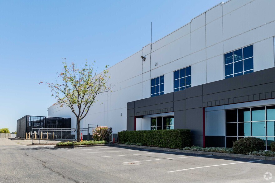 More Photos Of 2141 Icon Way, Vacaville Warehouse For Lease