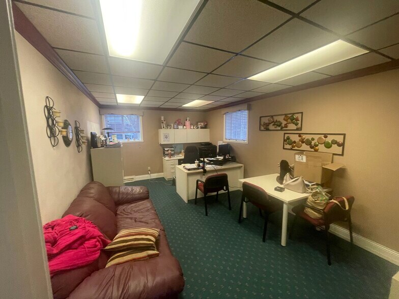 More Photos Of 630 S Green Bay Rd, Neenah Office For Lease