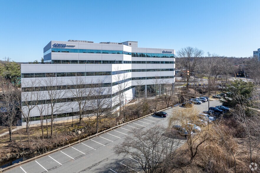 More Photos Of 1 Wall St, Burlington Office For Lease