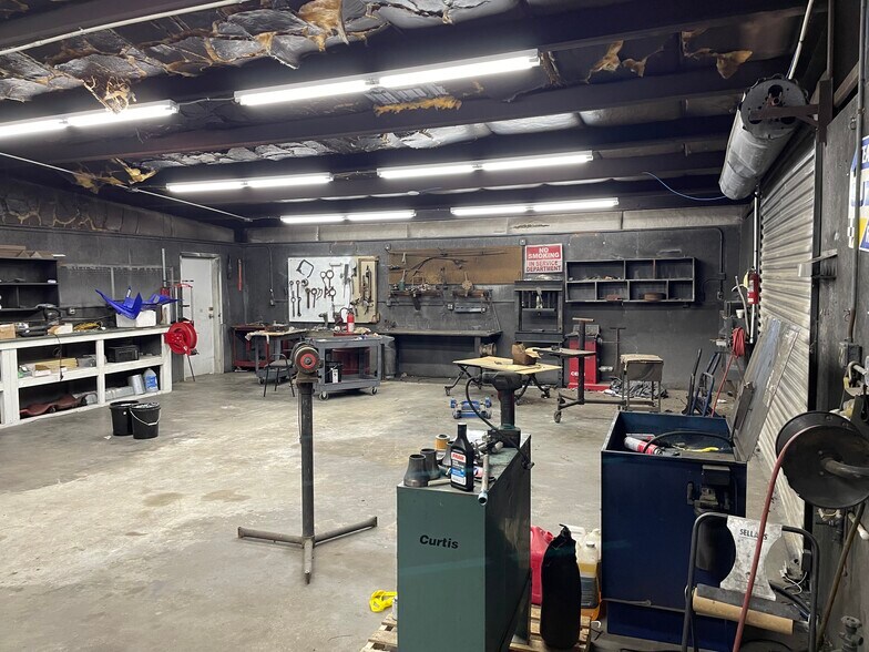 More Photos Of 433 S Main St, Swainsboro Showroom For Sale