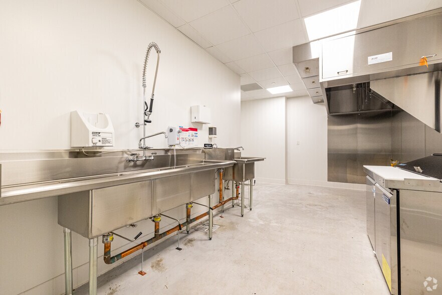 More Photos Of 2426 47th St, Astoria Warehouse For Lease