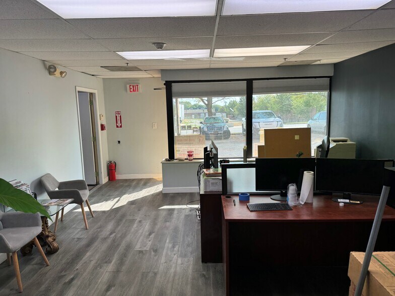 More Photos Of 1080-1098 Frances Dr, Streamwood Warehouse For Lease