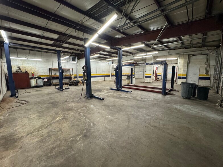 More Photos Of 3372 Dogwood Dr, Atlanta Auto Repair For Sale