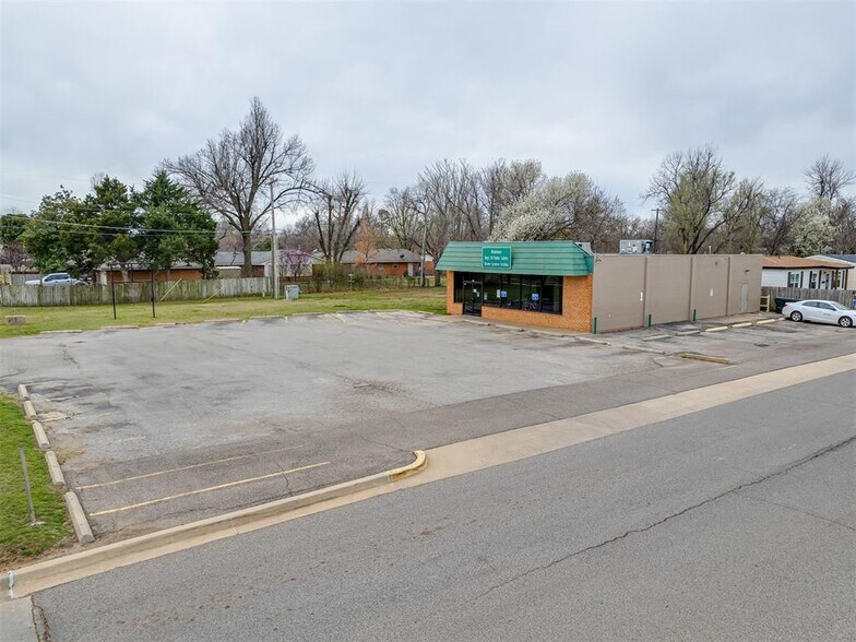 More Photos Of 430 N Berry Rd, Norman General Retail For Lease