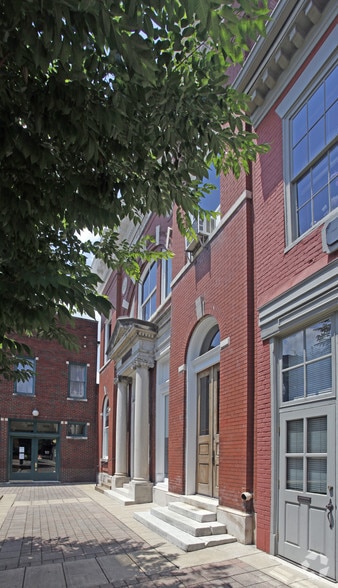 More Photos Of 306-310 Public Sq, Franklin Storefront For Lease