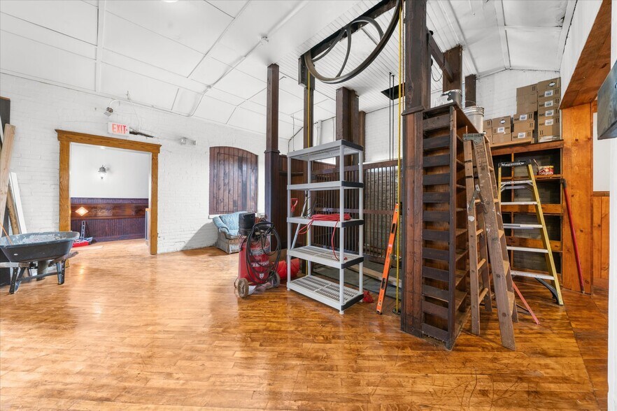 More Photos Of 102 S Richmond St, Fleetwood Warehouse For Sale