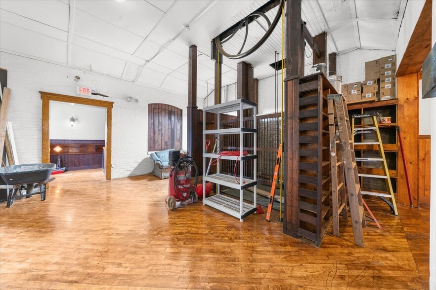 More Photos Of 102 S Richmond St, Fleetwood Warehouse For Sale