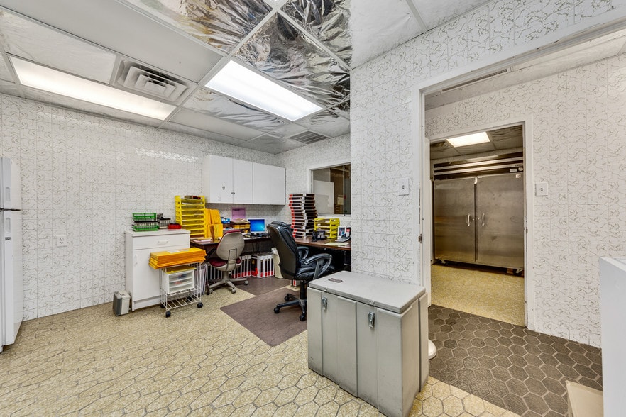 More Photos Of 8345 Walnut Hill Ln, Dallas Medical For Sale