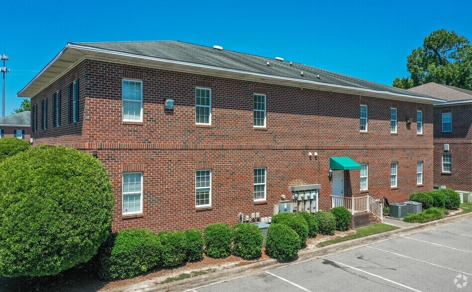 More Photos Of 2936 Breezewood Ave, Fayetteville Office For Lease