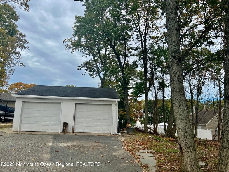 More Photos Of 307 Herbertsville Rd, Brick Storefront Retail Office For Lease