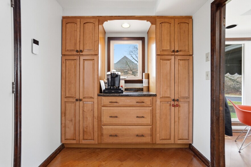 More Photos Of 175 W Franklin St, Centerville Storefront Retail Office For Sale