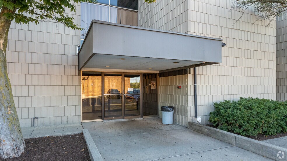 More Photos Of 24567 Northwestern Hwy, Southfield Office For Sale