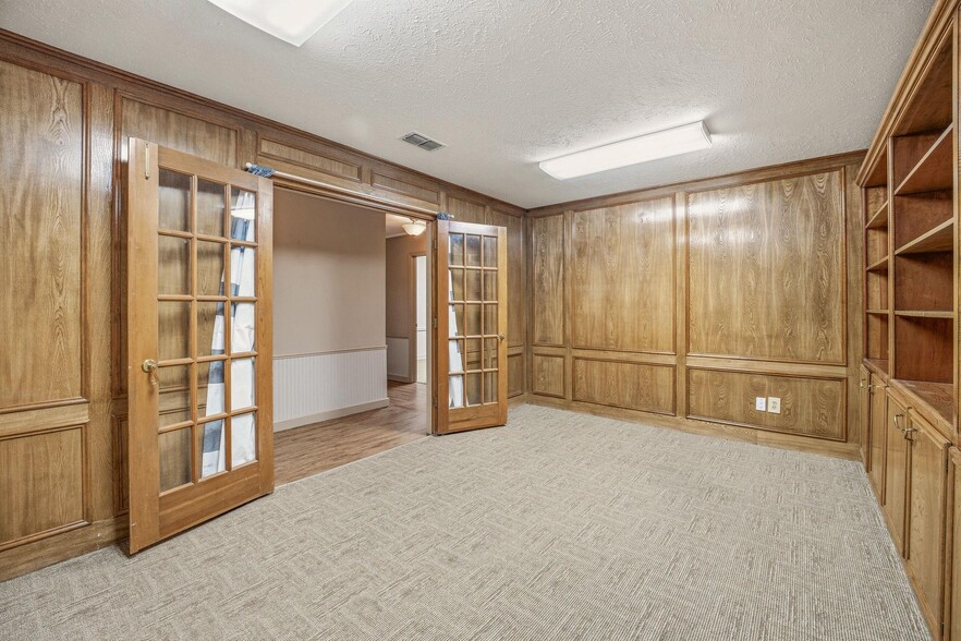 More Photos Of 240 W Green St, Stephenville Office For Sale