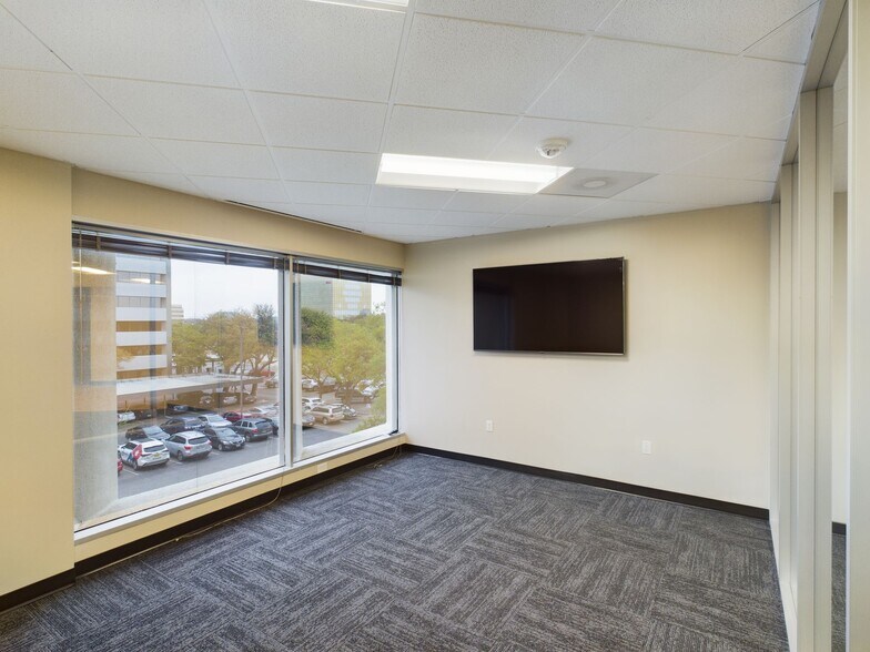 More Photos Of 7929 Brookriver Dr, Dallas Office For Sale