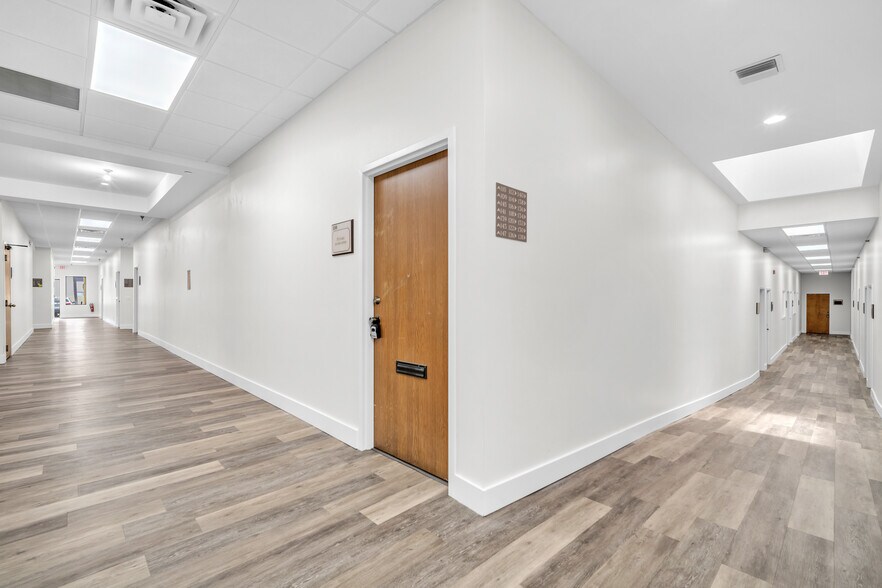 More Photos Of 1700 N Dixie Hwy, Boca Raton Office For Lease