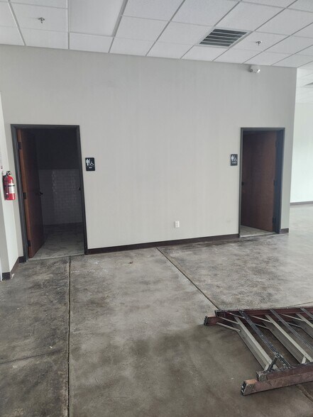 More Photos Of 808 Fort Worth Hwy, Weatherford Storefront Retail Office For Lease