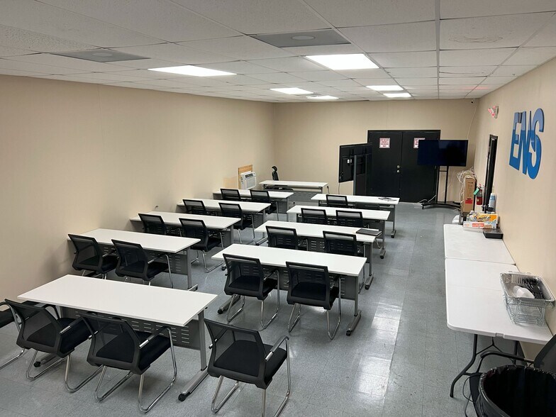 More Photos Of 1720 Townhurst Dr, Houston Warehouse For Sale