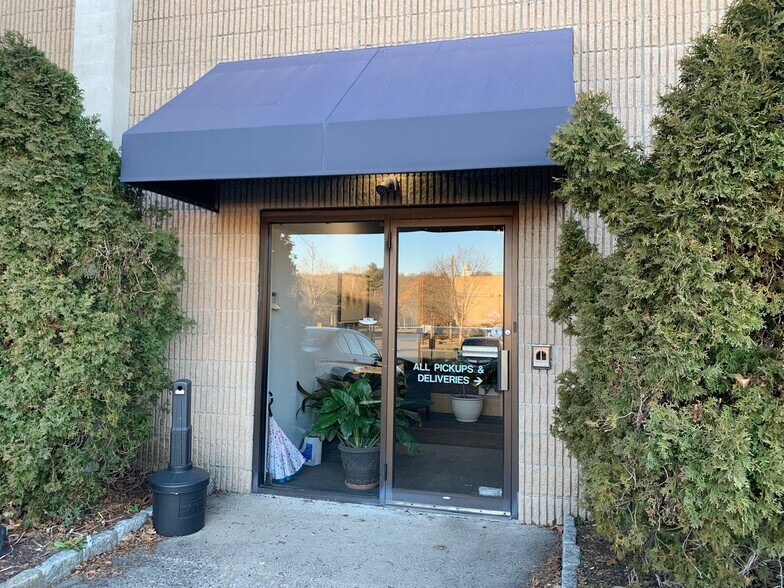 More Photos Of 11 Largo Dr S, Stamford Warehouse For Lease