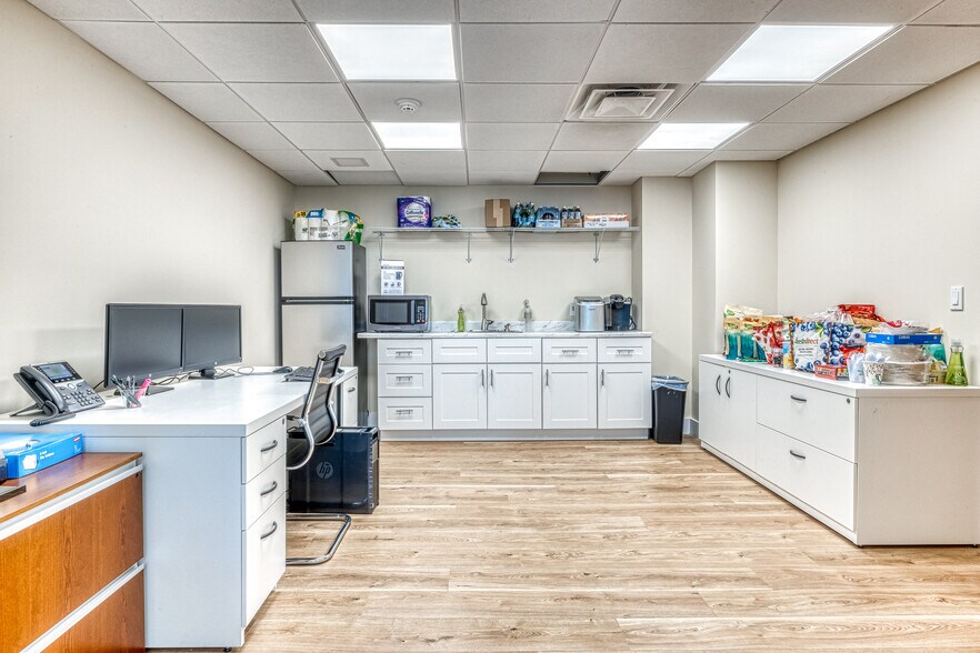 More Photos Of 126-130 N Main St, East Hampton Office For Lease