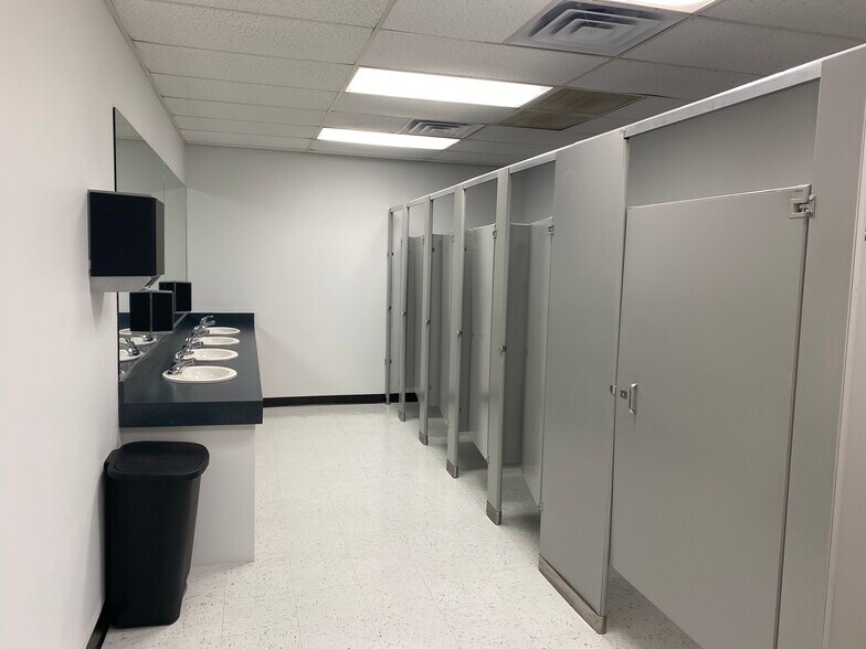 More Photos Of 5301 E Princess Anne Rd, Norfolk Flex For Lease