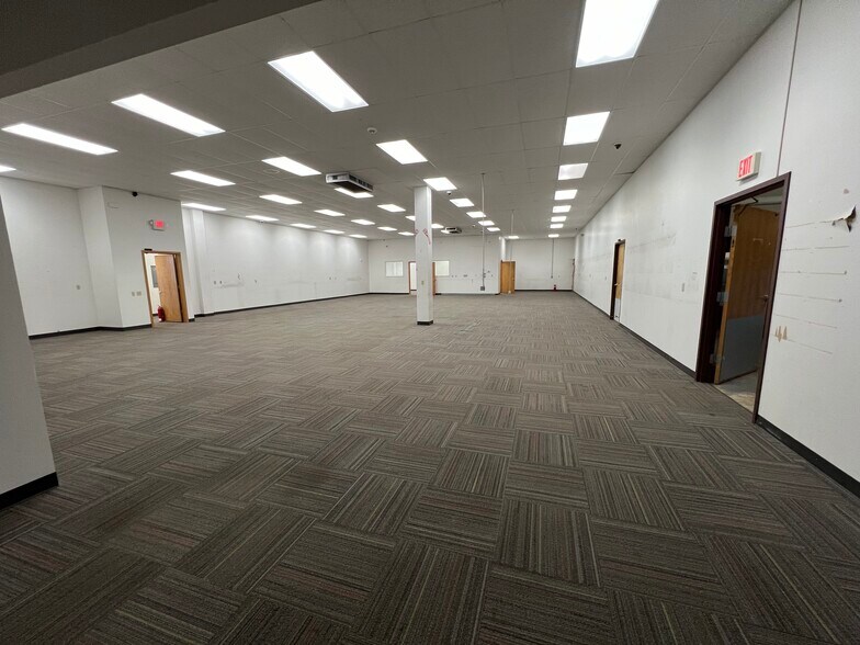 More Photos Of 2305 W Altorfer Rd, Peoria Light Manufacturing For Lease