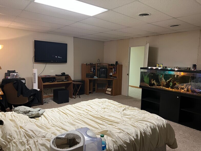 More Photos Of 300 E Broadway Blvd, Johnston City Specialty For Sale