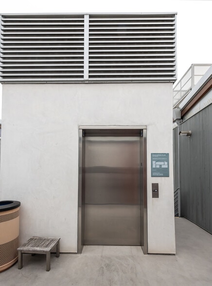 More Photos Of 1300 Highland Ave, Manhattan Beach General Retail For Sale