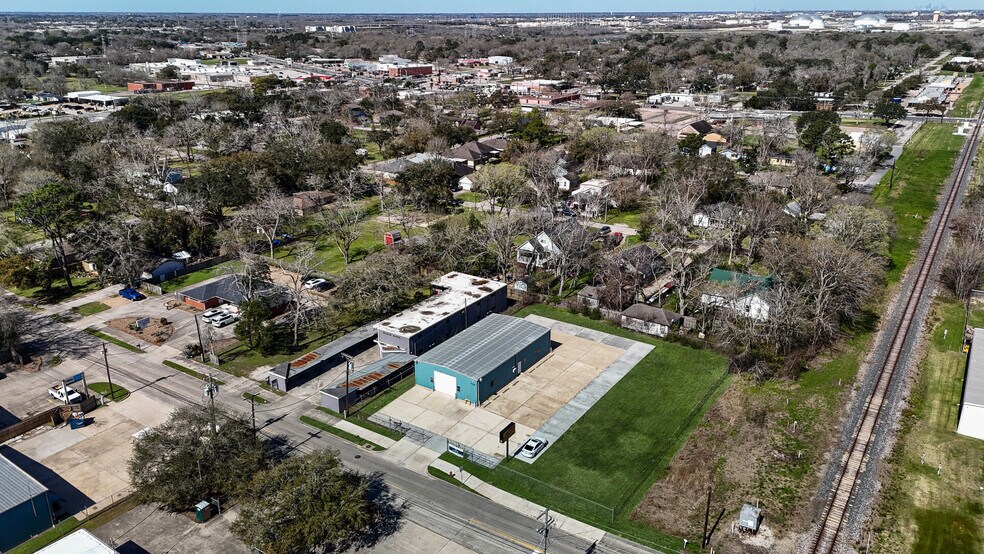 More Photos Of 314 E Walker St, League City Warehouse For Lease