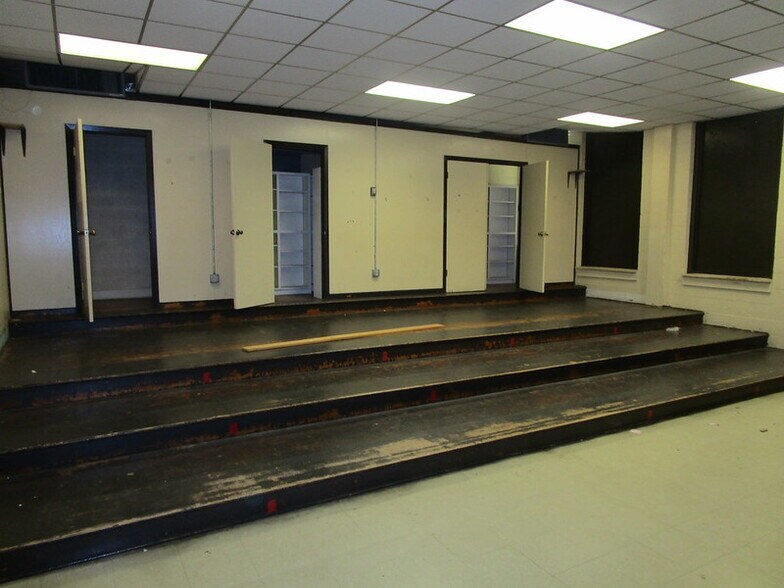 More Photos Of 700 W Houston St, Marshall Schools For Sale