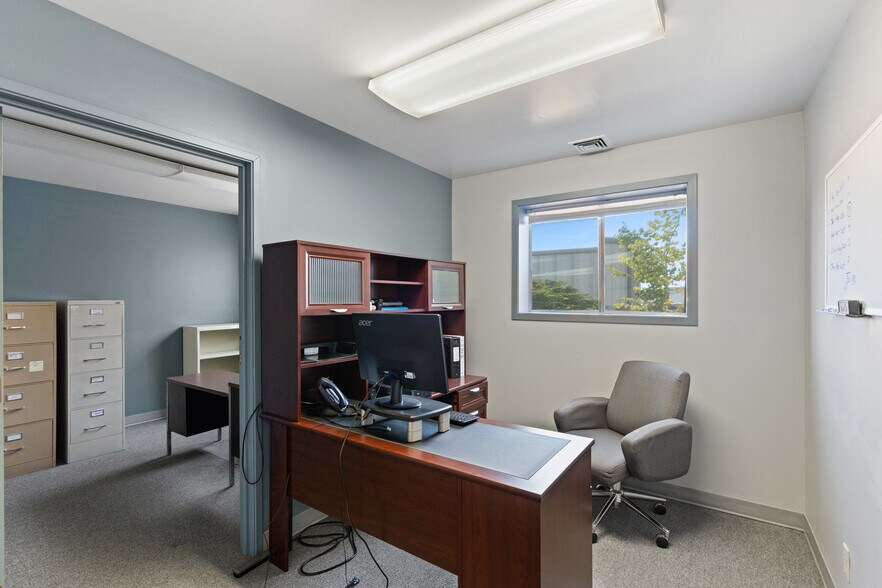 More Photos Of 1388 Antelope Rd, White City Office For Sale