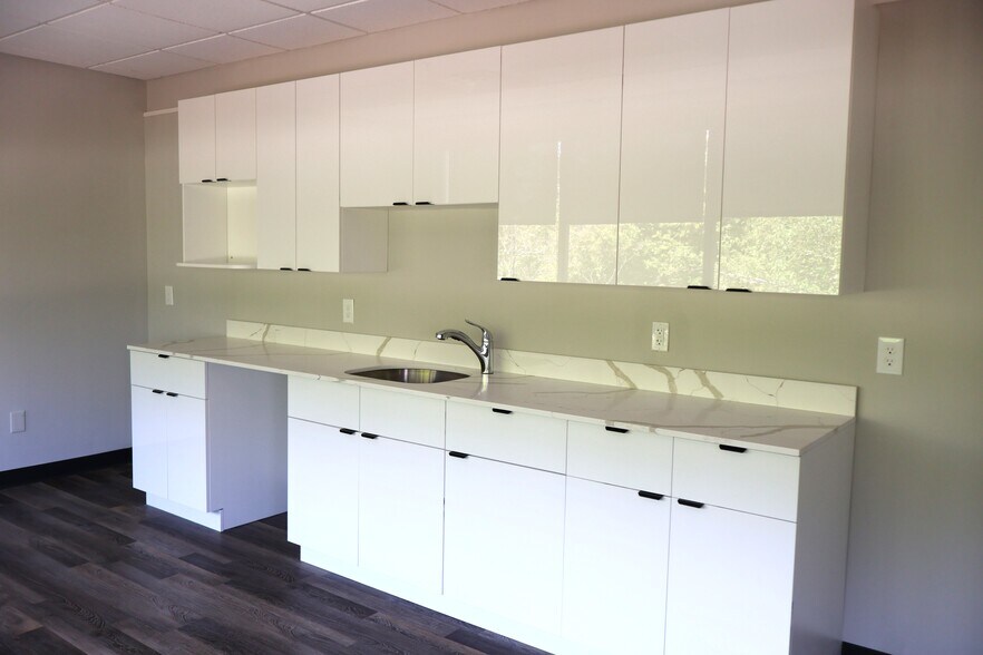 More Photos Of 2 Commerce Dr, Bedford Office For Lease