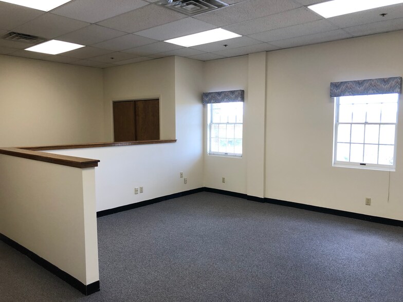 More Photos Of 960 Turnpike St, Canton Office For Lease