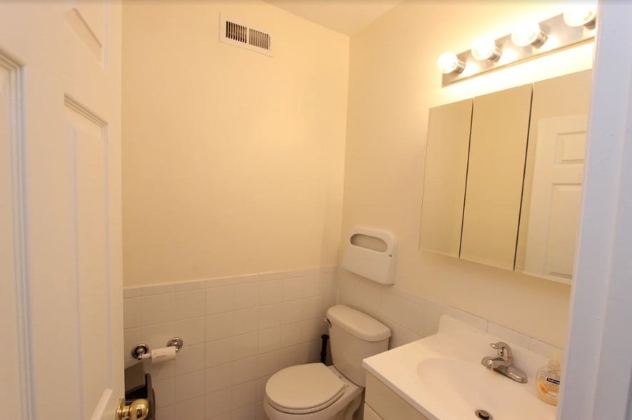 More Photos Of 303 Massachusetts Ave NE, Washington Office For Sale