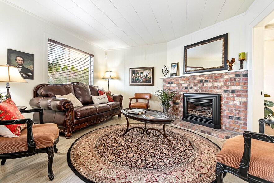 More Photos Of 709 Grover St, Lynden Office For Sale