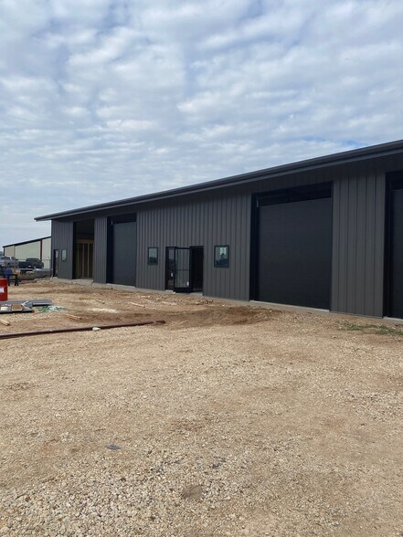More Photos Of 2638 Business Loop 181 N, Floresville Flex For Lease