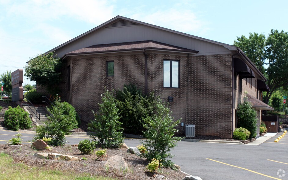 More Photos Of 1008 Old Rockford St, Mount Airy Medical For Lease