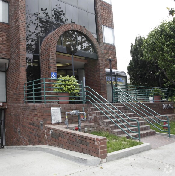 More Photos Of 14546 Hamlin St, Van Nuys Office For Lease