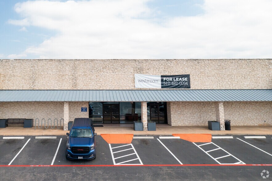 More Photos Of 1100-1208 N IH-35, Round Rock Unknown For Lease