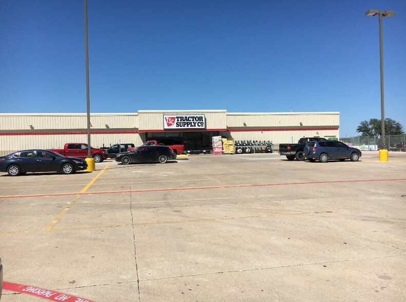 Primary Photo Of 1207 N Avenue G, Clifton Freestanding For Sale