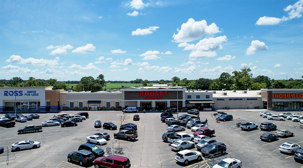 More Photos Of 800-840 E Admiral Doyle Dr, New Iberia Department Store For Sale